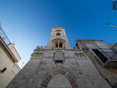 La costruzione si divide in tre livelli. La prima � una parte basamentale dalla forma di un bastione. Qui si apre il portale d�ingresso sormontato da un arco a sesto acuto e da una lapide in memoria dei caduti della Prima guerra mondiale
